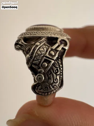 خاتم رجالي فضة عقيق يماني أحمر بتصميم الخنجر العُماني Luxury Silver Ring with Omani Khanjar 3
