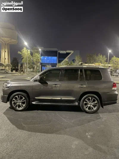 Toyota Land Cruiser GXR 2