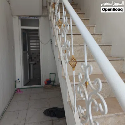 شقه للأيجار طابق اول يحوي غرفه ومساحه واسعه يمكن تقسيمها حسب الرغبه الطابق الارضي درج وحمام كامل 2