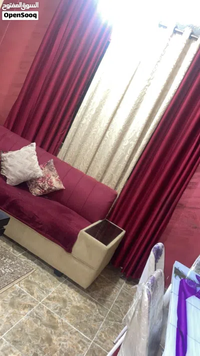 كنب للبيع بحاله جيده مع طاوله وسجاده وبرادي 4