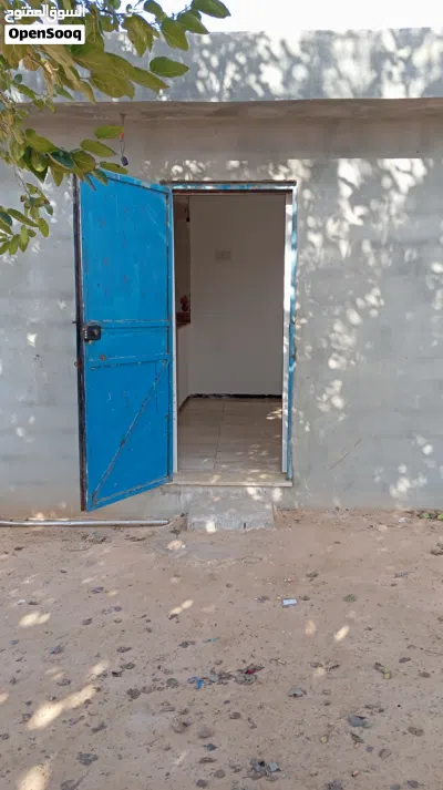 استوديو متكون من دار ووسط حوش وحمام ومطبخ مكان طريق المطار طريق رمله 2