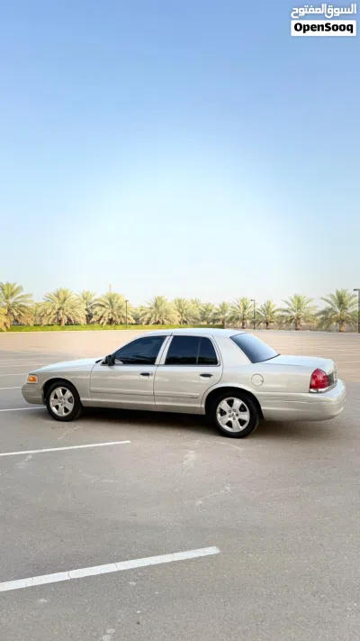 Ford Crown Victoria Base 3