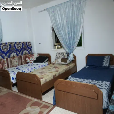 ثلاث تخوت خشب بحاله الوكاله مع كومدينا بس 50دينار 4