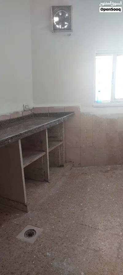 شقه صغيره للإيجار تصلح فقط لعمال وافدين سوريين او مصاروه وتصلح لمستودع او معمل للمطاعم 3