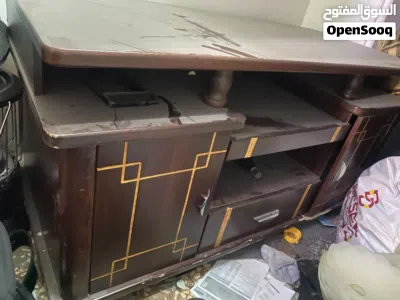 طاولة شاشة وطاولة زجاج بحاله ممتازة 3