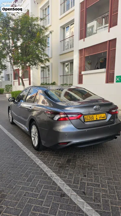 Toyota Camry GLE 2