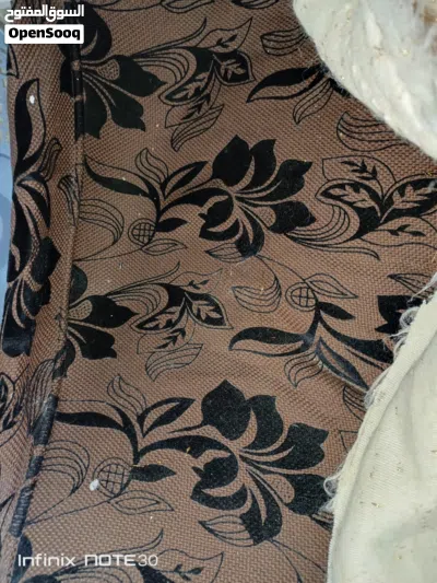 طقم كورنر لون بني مجوزات عدد 3 و مفردة عدد1 بحاجة إلى صيانة بالخشب وفي مزع خفيف من الجنب للبيع ب 15 2
