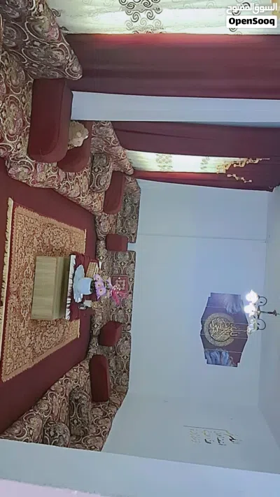 طقم فراش للبيع مع بردايه خمريه وبردايه رصاصي بدون الطاوله والسجاده والموكيته 2