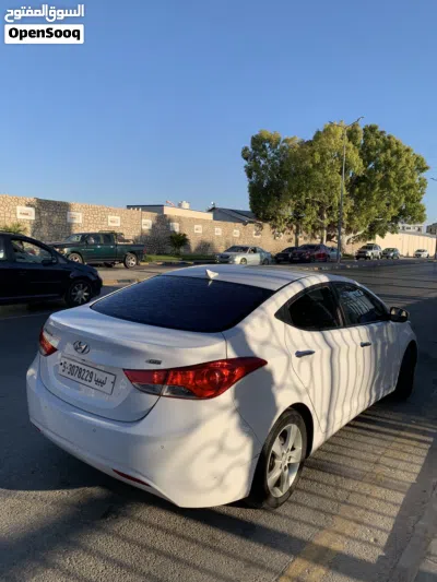 Hyundai Elantra SE 4