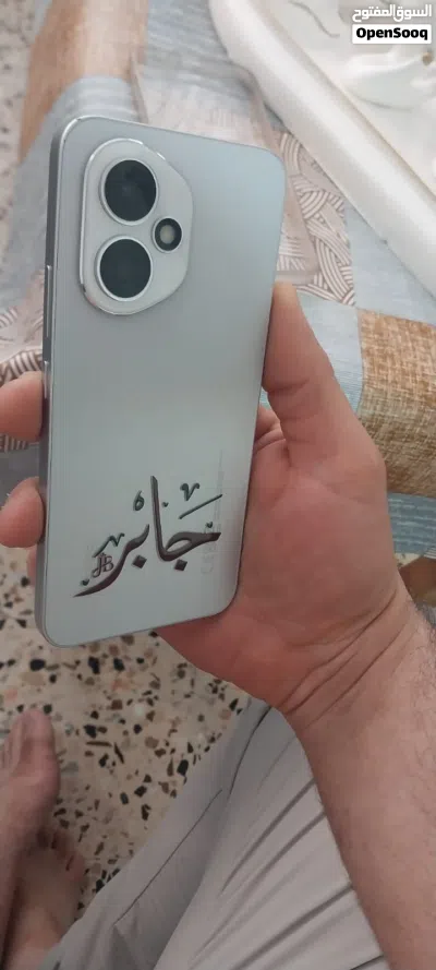 هونور 400 موبايل بألوان أبيض وسعة 256 جيجابايت بحالة جيدة مع شاحن وكرتونة 3