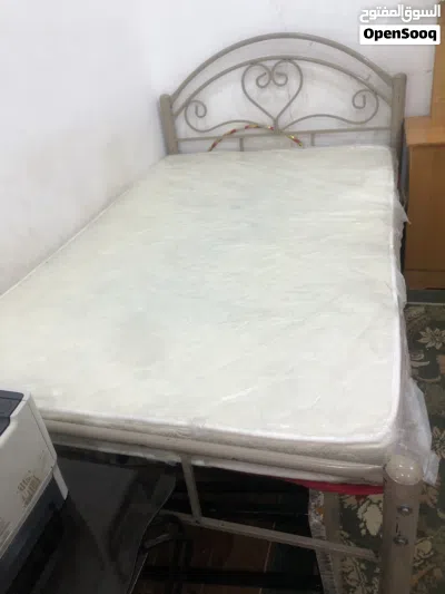 سرير معدني 120سم*200سم بحاله جيدة مع مرتبه شبه جديدة بالغلاف البلاستيكي الخاص بها 2