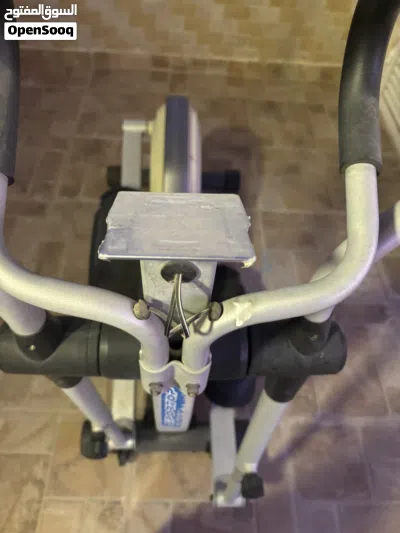 Sport top E2000 elliptical cross trainer with white framing and black handles كروس تيرنير مستعمل 3