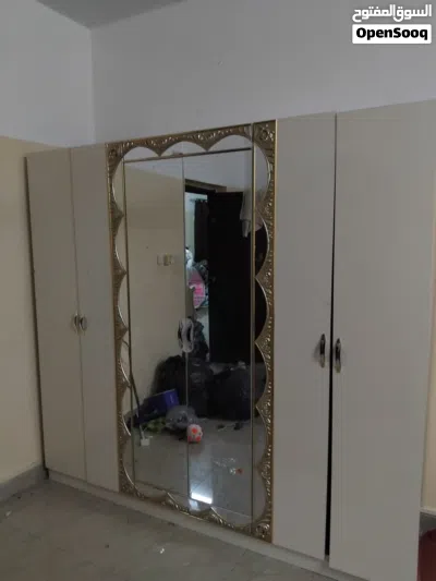 غرفة نوم مستعمل مع سرير ودولاب 4