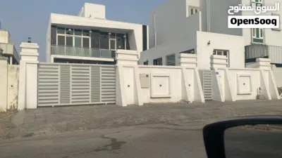 فيلا مؤجرة في العامرات الخامسة على 2 4 غرف نوم وصالة ومجلس و6 حمامات مساحة الارض 405 متر مساحة البن 2