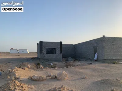 ارض سكينه للبيع بها جدران قائمة 2