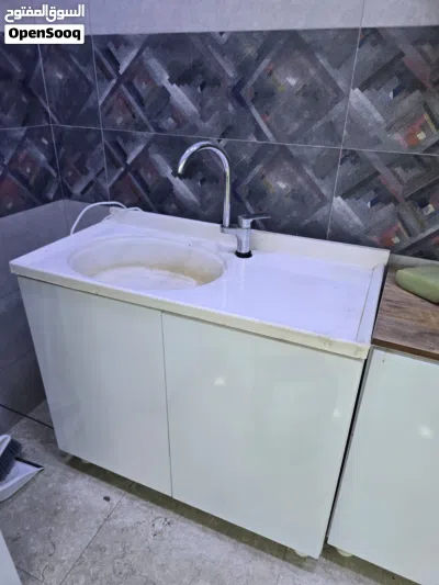 كاونتر MDF شغل ممتاز بطول 2 متر، مع سنك بطول 1 متر وخلاط درجة أولى. 3