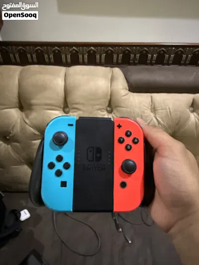 Nintendo Switch بحالة ممتازة مع جميع الملحقات 4