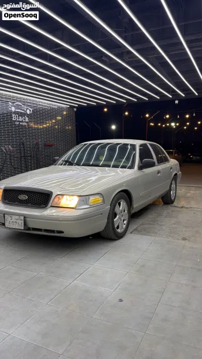 Ford Crown Victoria Base 4