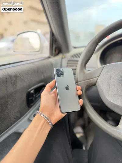 ايفون 11 برو ربي يبارك مش مغير شي بكل بطاريته 73 فيه بقعه كما موضح في الصوره 2