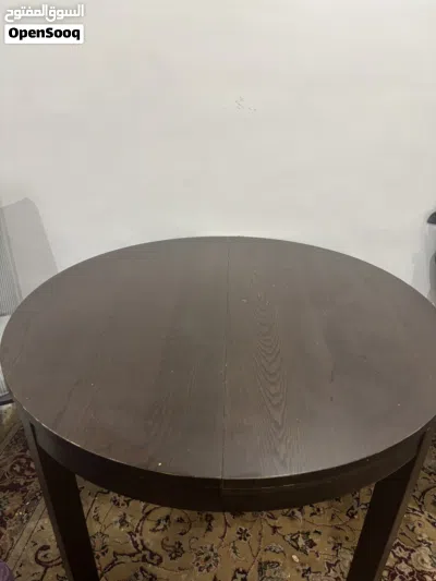 طاوله سفره من ايكيا دائريه وتتفرد لسفره كبيره مع 4كراسي وكفراتهم 3