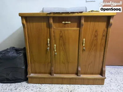 اثاث مستعمل للبيع ميز مكتب/دراسة حديد و كزاز سعره 75 بوفيه خشب سعر 200 لوكر ملابس حديد السعر 100 2