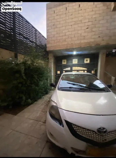 Toyota Yaris E 2