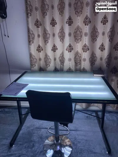 طاولة رسم هندسي مستعمل بحاله ممتازه مع كرسي مكتب. 2