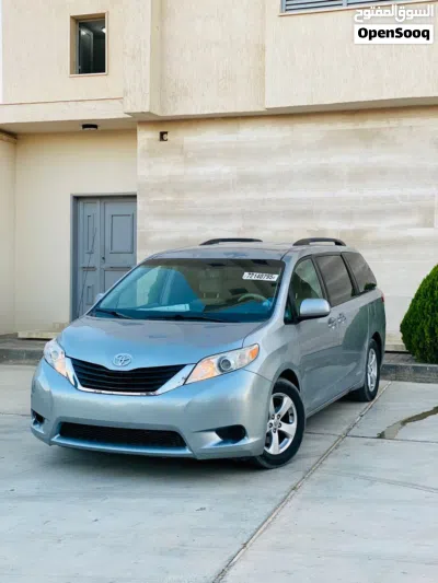 Toyota Sienna LE 3
