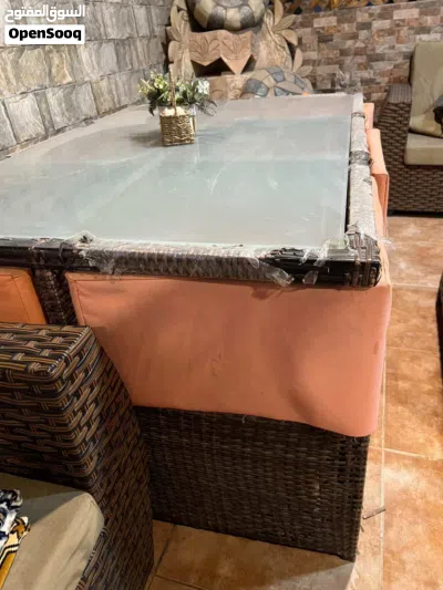 طاولة و6 كراسي راتان بحالة جيدة للبيع 3