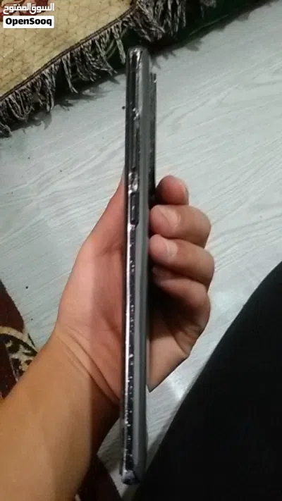 عرطه الرجال محتاج تلفون مستخدم نضيف به شرخ ونقطه في الشاشه امامك الذاكره 128 الرام 12 يدخل اي شريحه 3