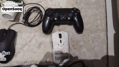 طقم Gaming + يد PS4 أصلية بحالة ممتازة غير قابل التفاوض 4