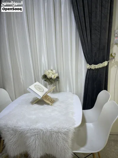 طاولة مع كراسي طعام 2