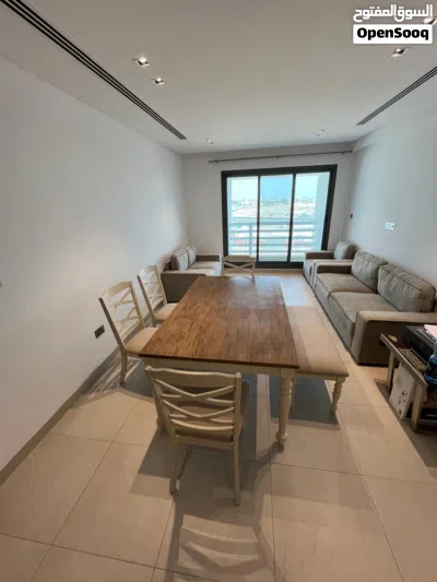 Dinning room : 1 table + 4 chairs + 1 bench 4