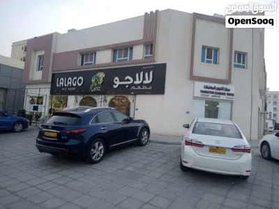 مبنى سكني تجاري عبارة عن 9 محلات و4 شقق 4