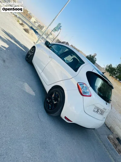 رينو زوي Standard 4