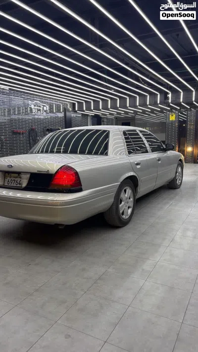 Ford Crown Victoria Base 2