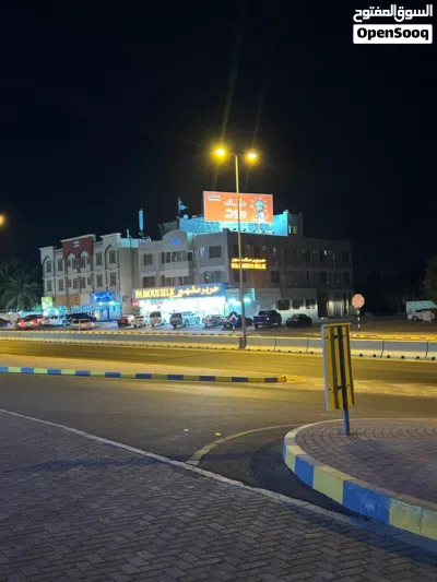 للايجار بولاية عبري وسط المدينة على الشارع العام طابق ميزانين واسع 3