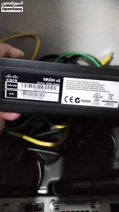 هذا الجهاز هو روتر/موجه شبكات (Router) من إنتاج شركة سيسكو أيضاً، والموديل الظاهر في 2