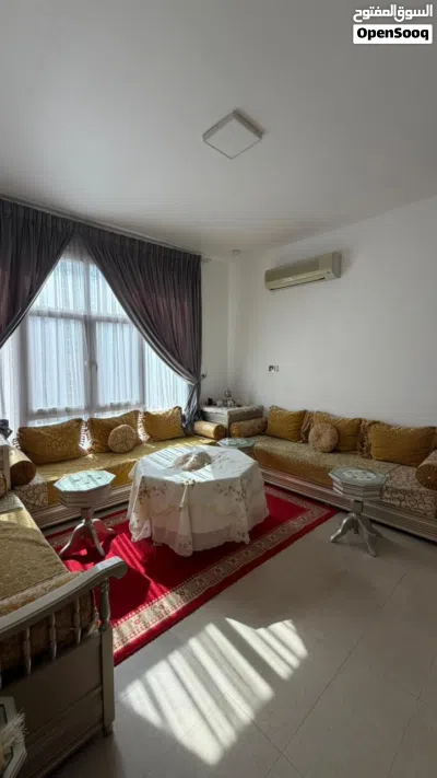 غرفة معيشة مع طاولة 2