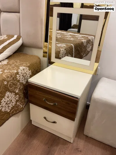 غرفة نوم لامينيت ماستر مستعمل بسيط مع خزانة حائط سعر 450 دينار فقط بداعي السفر 3