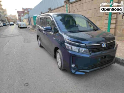 Toyota Voxy Standard 4