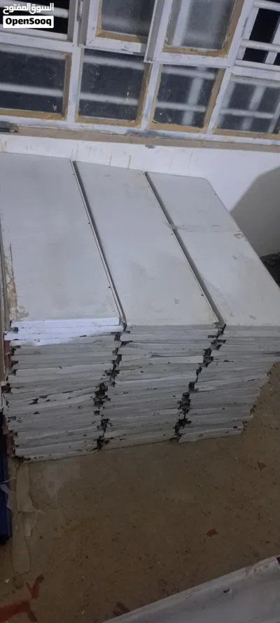 غراض محل اسواق للبيع رفوف جدارية مستعملة كامل رف وسجه وحماله 2