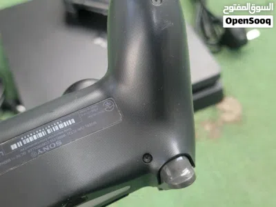 للبيع PS4 Slim مهكر 1 تيرا مع يدين وكاله مختم 2