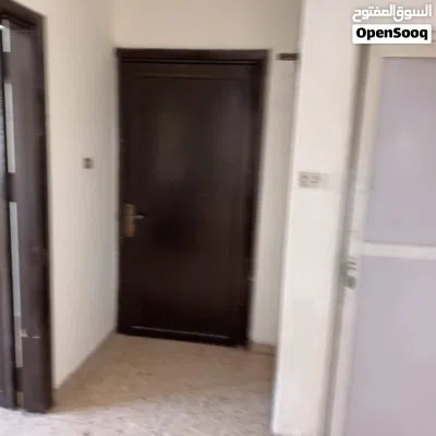 شقه للبيع في جبل الاخضر قرب دوار ريفكو طابق اول مساحتها 91 مكونه من ثلاث غرف مطبخ 4