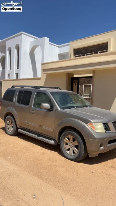 Nissan Pathfinder XE 2