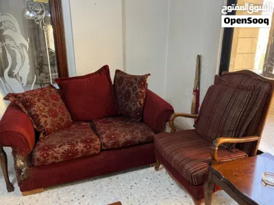 طقم كنبات مع طاولة وسطية وطاولات جانبية للبيع 3