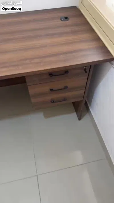 للبيع طاولة 140سم×74سم مع كرسي متحرك 3