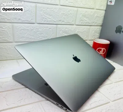 Laptop MacBook Pro ssd 512 core i7 GRAPHICS 3