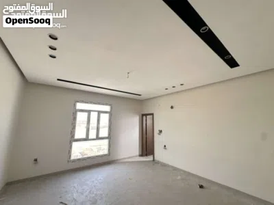 شقه سكنية للبيع خلف فيلا بتشطيبات راقيه بمساحة واسعه ثلاث غرف وصاله ومجلس وخمس دورات مياه بلفت 4