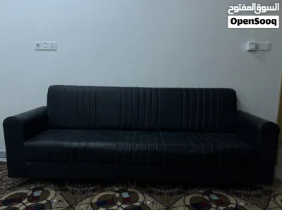 كنبة سوداء للبيع بحالة ممتازة جدًا. 2